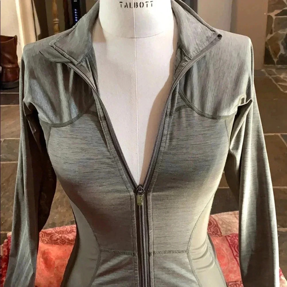 Lululemon catch me air jacket (RARE) - Picture 6 of 9